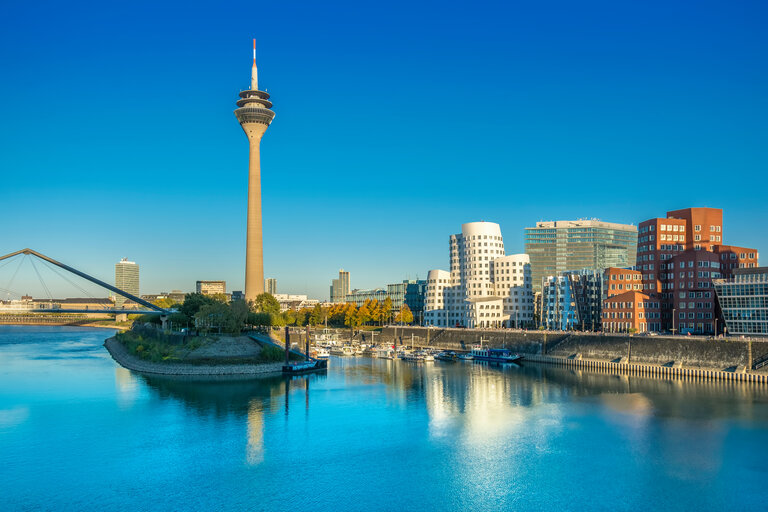 Medienhafen mit Fernsehturm "Rheinturm" in Düsseldorf